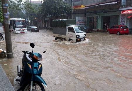 Mưa to làm nhiều tuyến đường trên địa bàn thành phố ngập sâu.